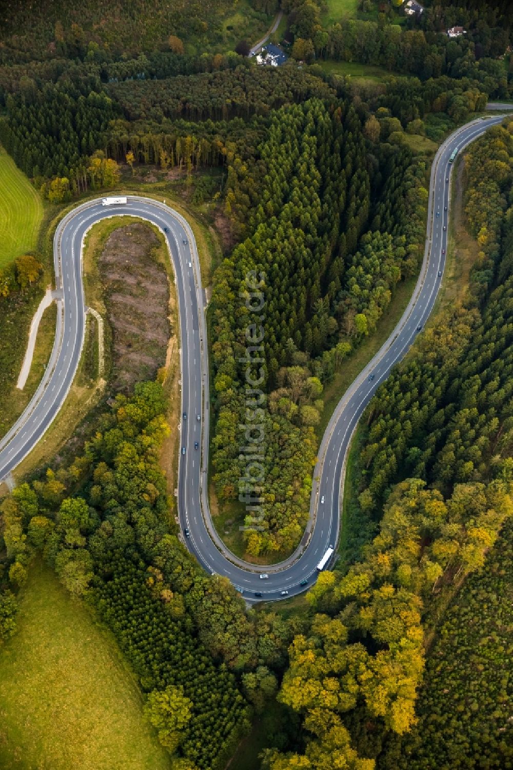 Lüdenscheid von oben - Kurven - Straßenverlauf in den Sauerländer Wäldern bei Lüdenscheid im Bundesland Nordrhein-Westfalen