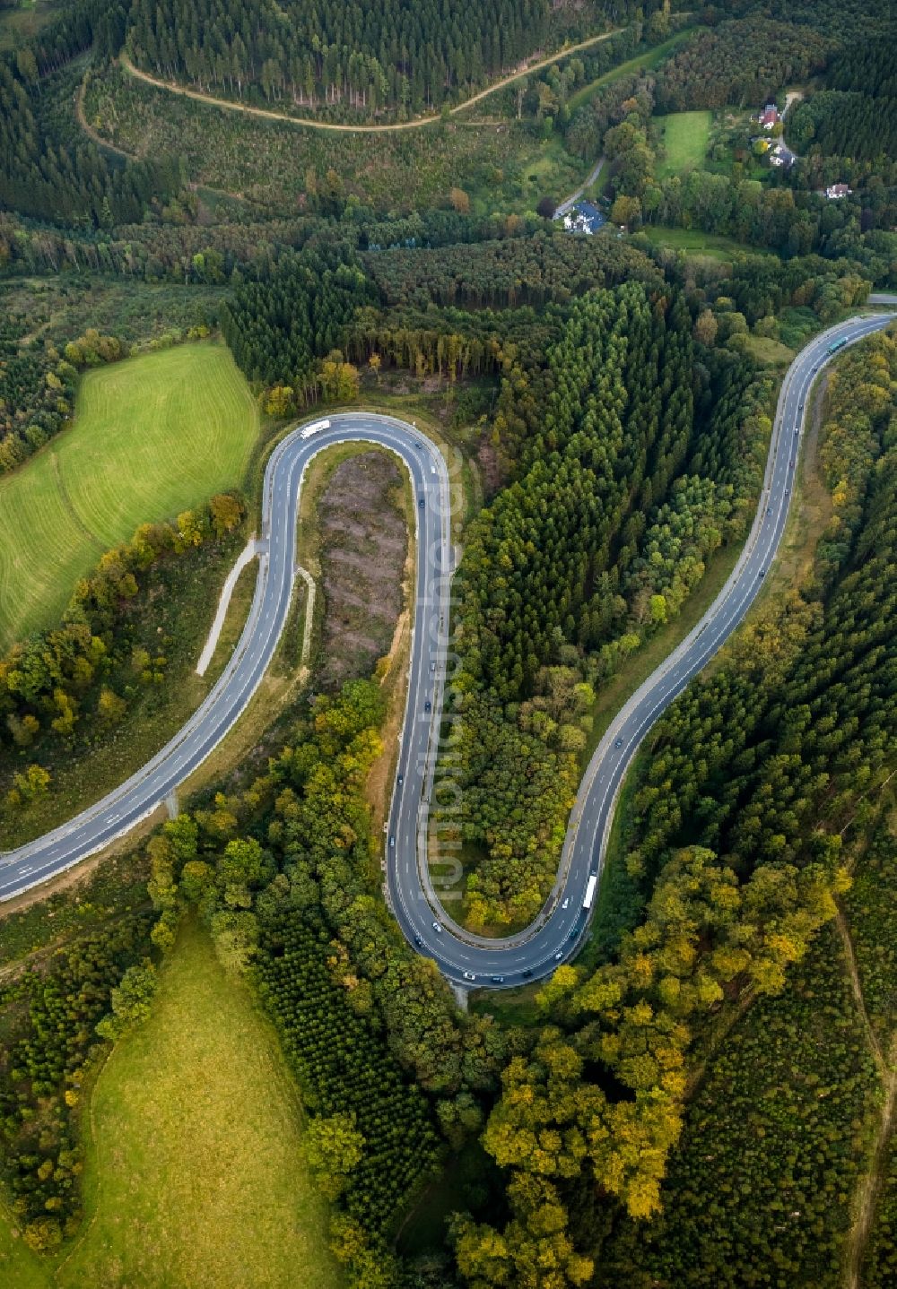 Lüdenscheid von oben - Kurven - Straßenverlauf in den Sauerländer Wäldern bei Lüdenscheid im Bundesland Nordrhein-Westfalen