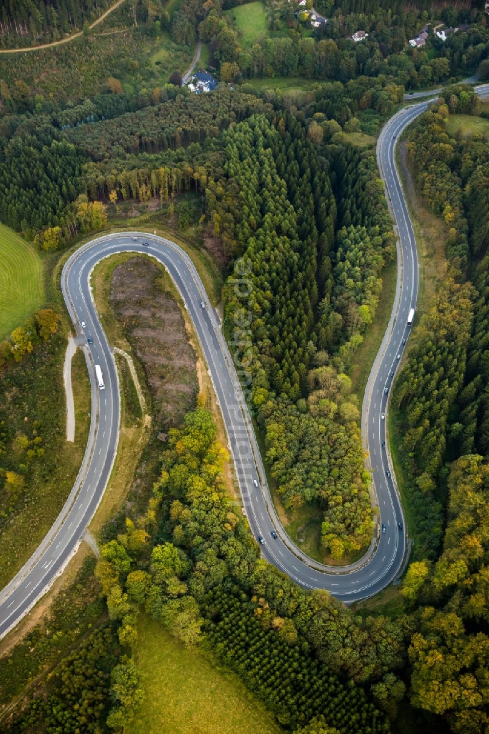 Lüdenscheid aus der Vogelperspektive: Kurven - Straßenverlauf in den Sauerländer Wäldern bei Lüdenscheid im Bundesland Nordrhein-Westfalen