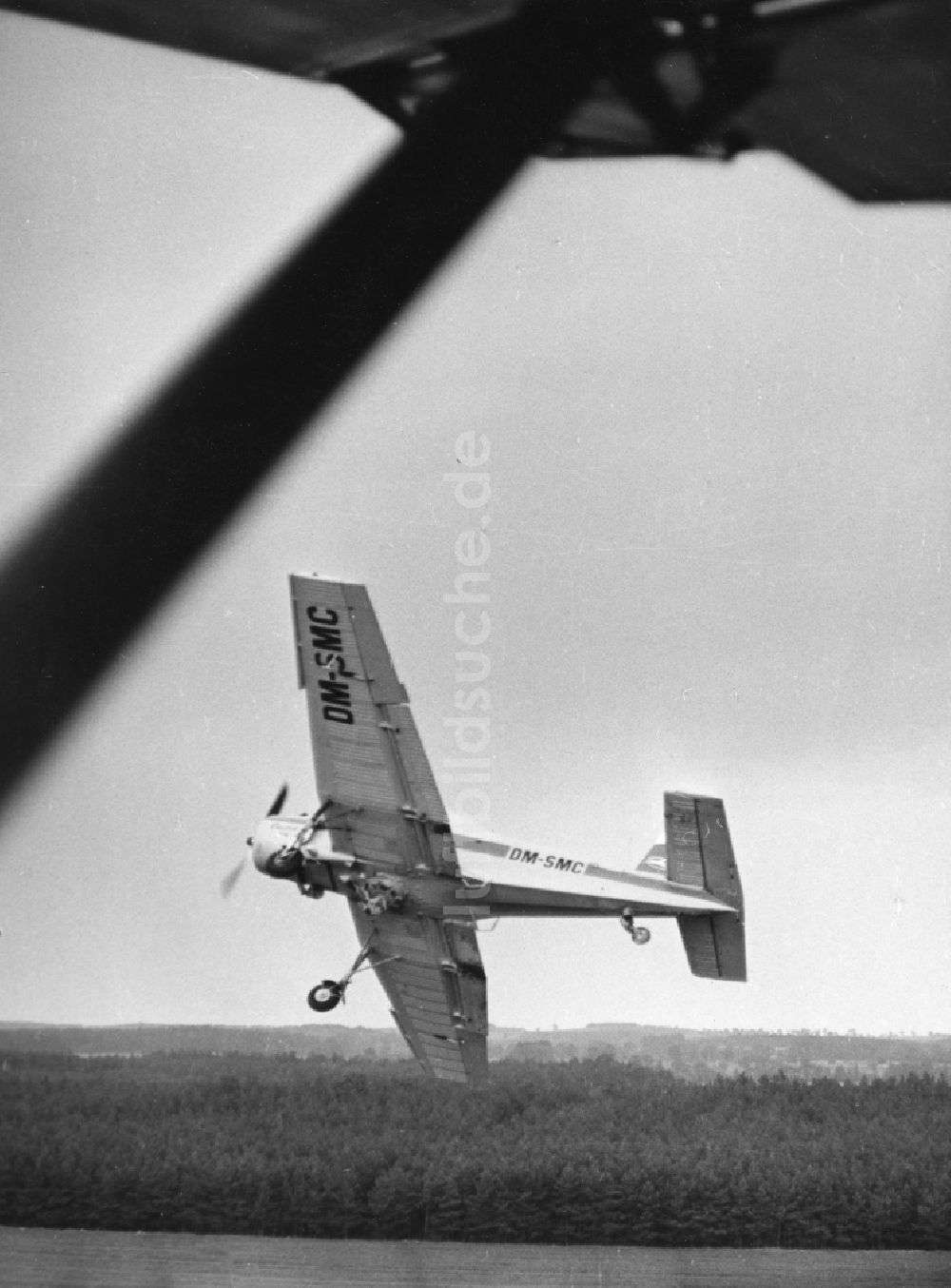 Luftbild Schönefeld - Kurvenflug einer Z-37 der INTERFLUG in Schönefeld im Bundesland Brandenburg