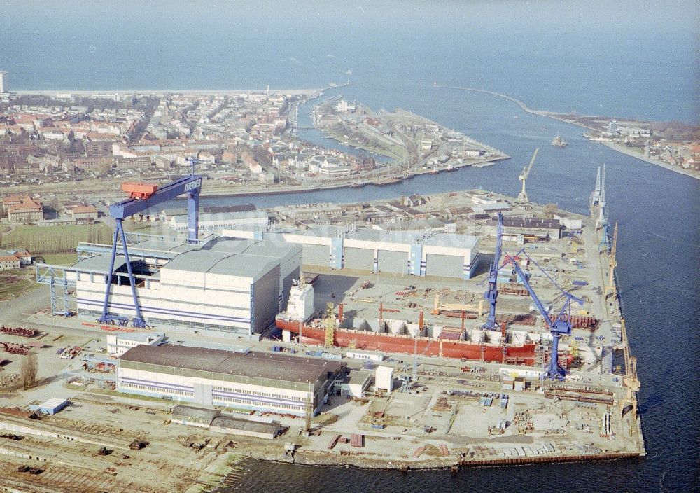 Rostock /Mecklenburg-Vorpommern von oben - KVAERNER - Werft in Rostock.