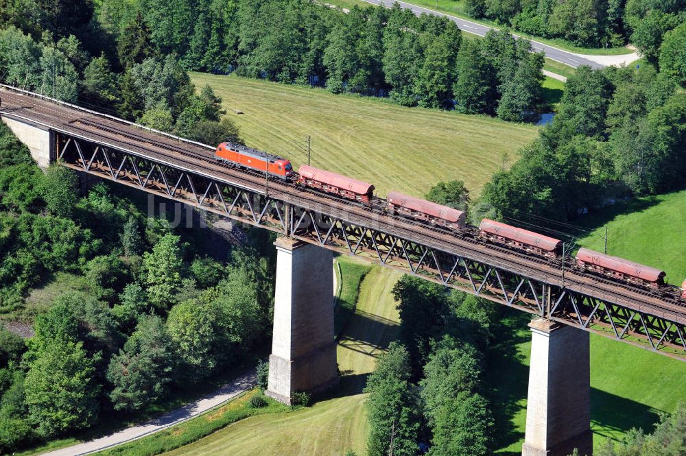 Beratzhausen aus der Vogelperspektive: Laberviadukt bei Berathausen in Bayern