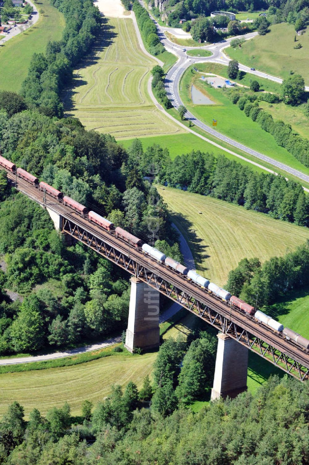 Beratzhausen von oben - Laberviadukt bei Berathausen in Bayern