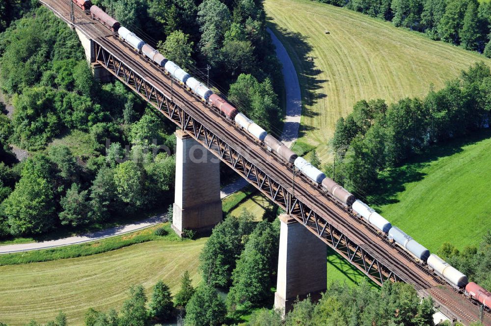 Beratzhausen aus der Vogelperspektive: Laberviadukt bei Berathausen in Bayern