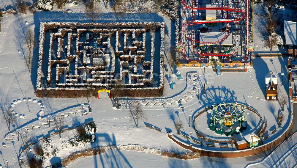 Luftaufnahme Oberhausen - Labyrinth des Centro-Parks in Oberhausen im Winter