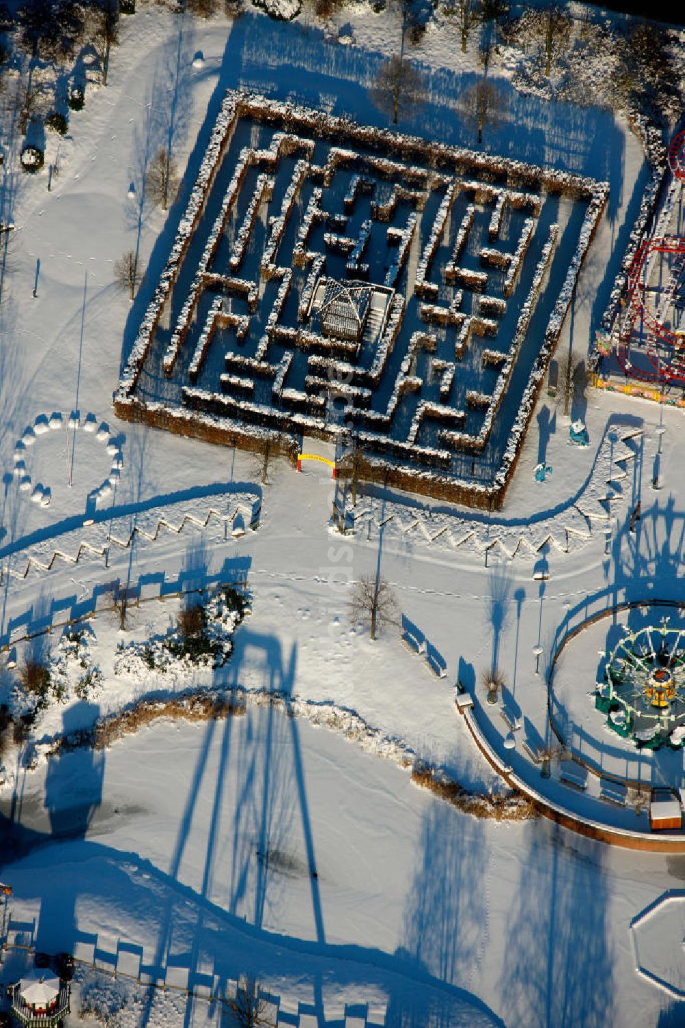 Oberhausen aus der Vogelperspektive: Labyrinth des Centro-Parks in Oberhausen im Winter