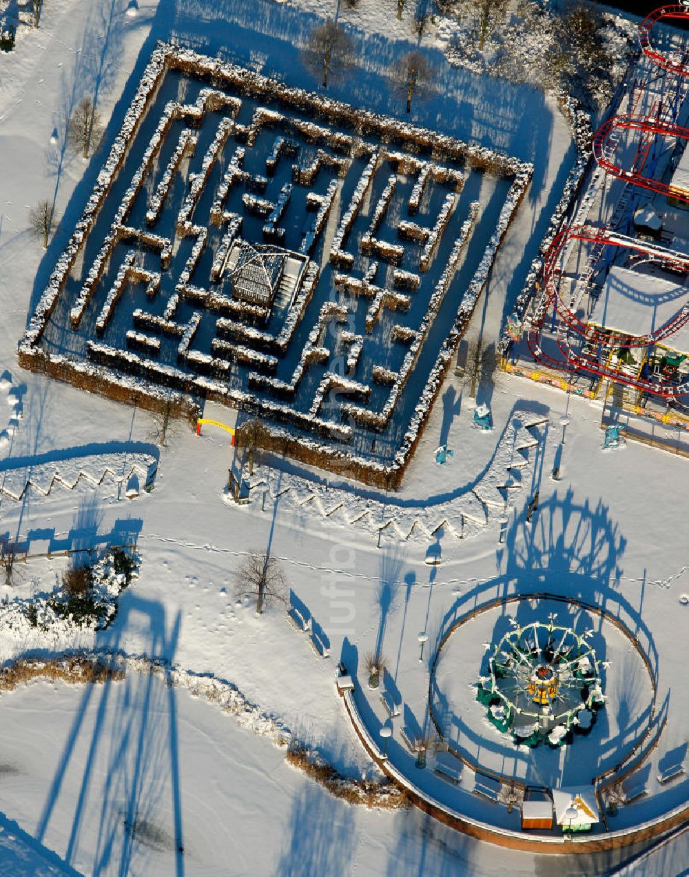 Luftbild Oberhausen - Labyrinth des Centro-Parks in Oberhausen im Winter