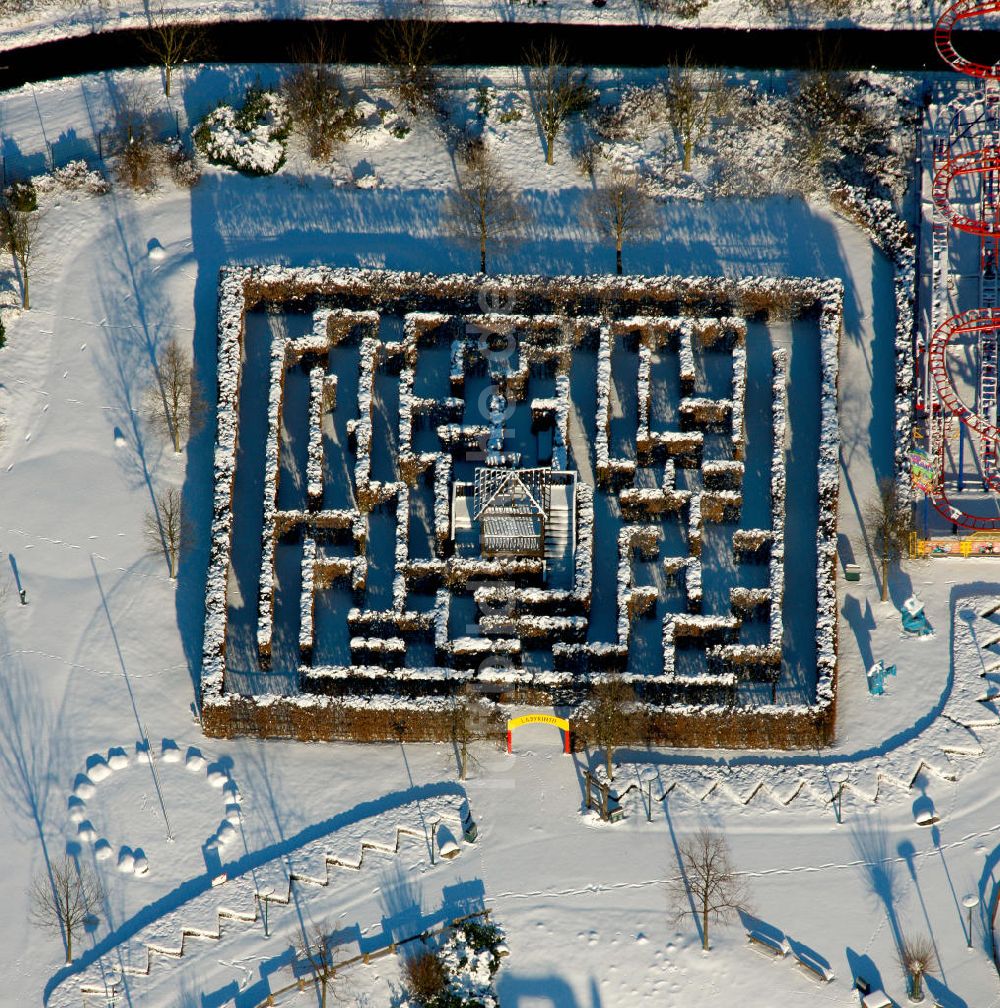 Luftaufnahme Oberhausen - Labyrinth des Centro-Parks in Oberhausen im Winter