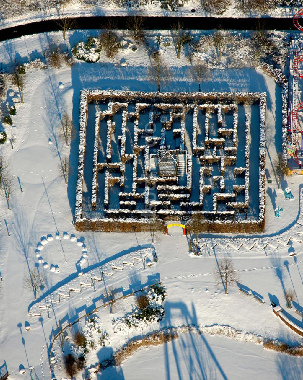 Oberhausen von oben - Labyrinth des Centro-Parks in Oberhausen im Winter