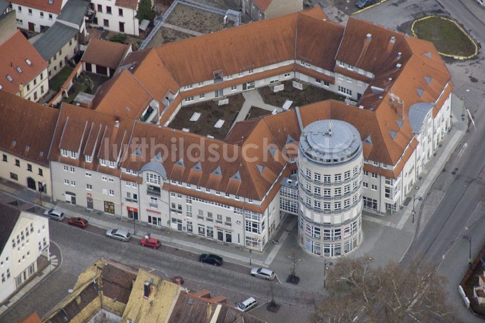 Torgau aus der Vogelperspektive: Ladenstraße und und Wohnhaus in der Leipziger Straße / Straße der Jugend in Torgau im Freistaat Sachsen