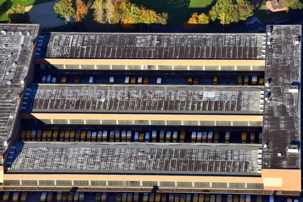 Hamburg von oben - Lager-Gebäudekomplex und Logistikzentrum auf dem Gelände der DHL AG - Deutsche Post im Ortsteil Altona in Hamburg, Deutschland