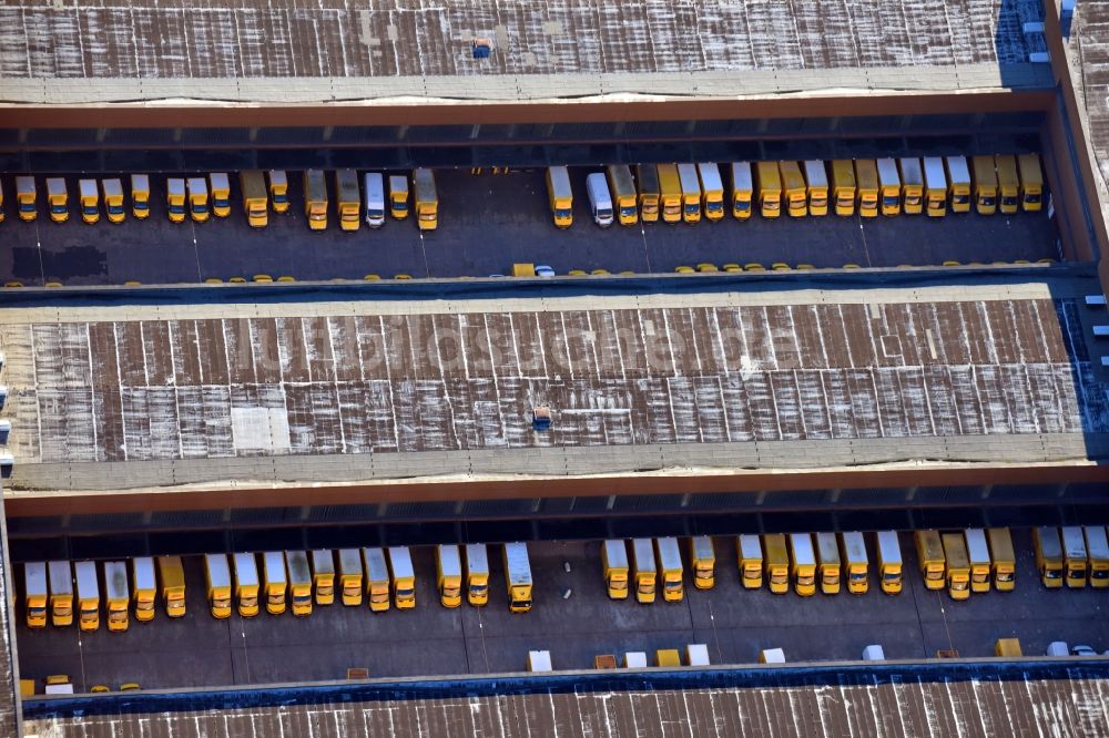 Luftbild Hamburg - Lager-Gebäudekomplex und Logistikzentrum auf dem Gelände der DHL AG - Deutsche Post im Ortsteil Altona in Hamburg, Deutschland