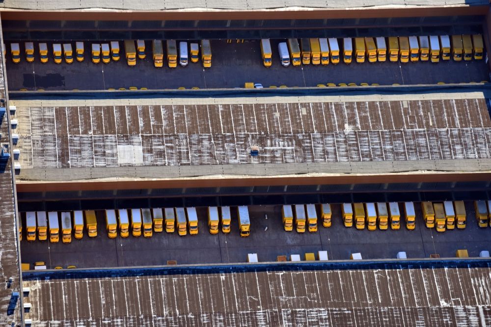 Luftaufnahme Hamburg - Lager-Gebäudekomplex und Logistikzentrum auf dem Gelände der DHL AG - Deutsche Post im Ortsteil Altona in Hamburg, Deutschland