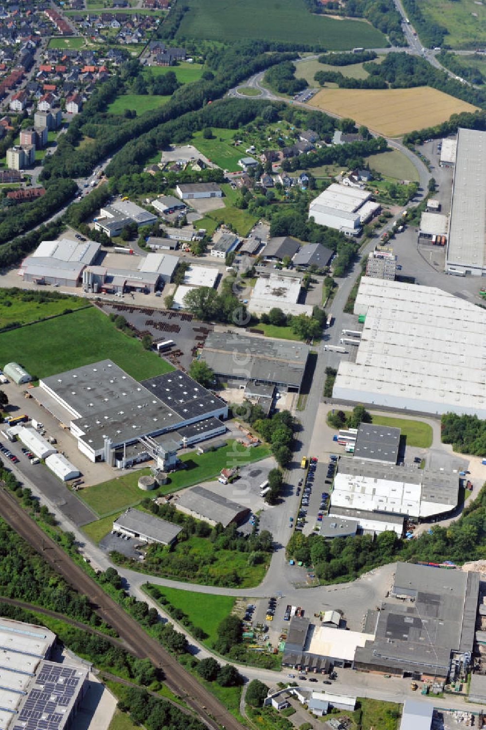 Bönen aus der Vogelperspektive: Lager- und Produktionshalle mit Büroräumen in Bönen / Nordrhein-Westfalen