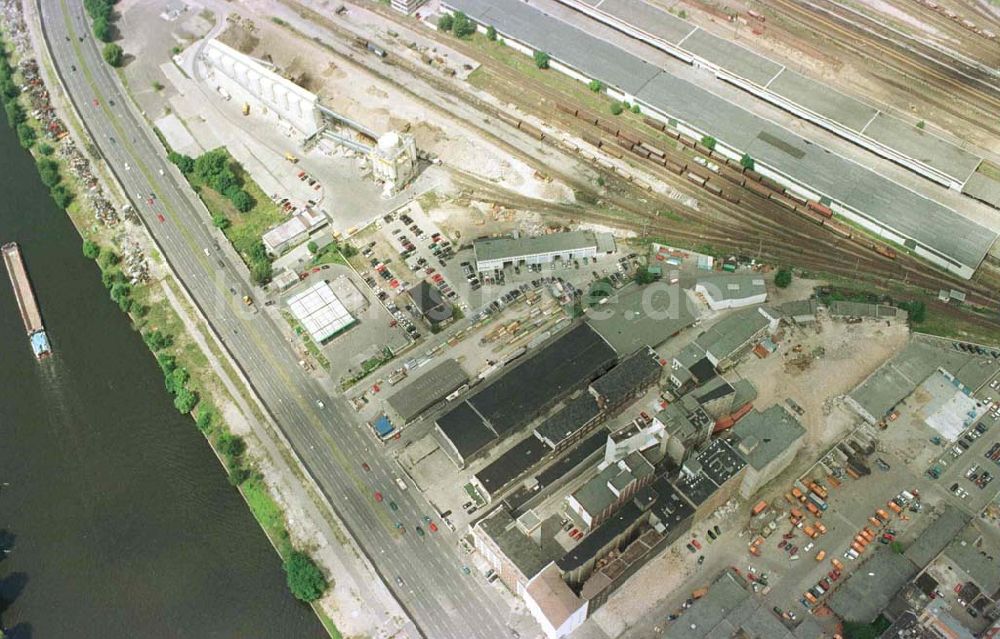 Berlin - Friedrichshain von oben - Lagerbereich an der Oberbaumbrücke