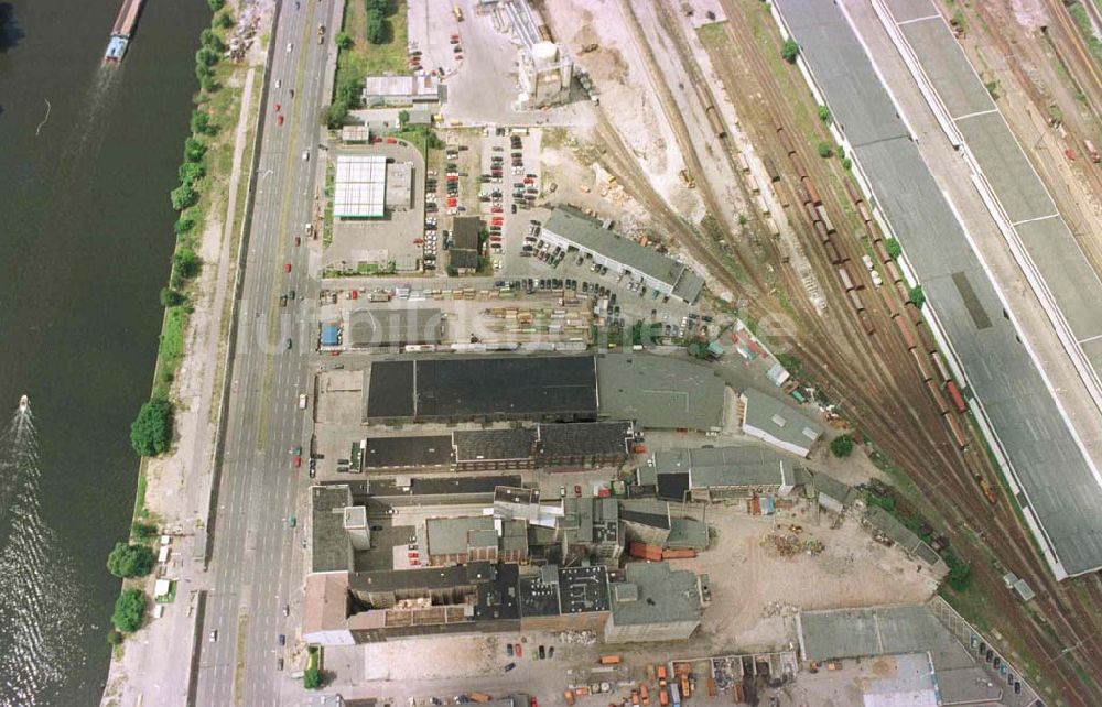 Berlin - Friedrichshain aus der Vogelperspektive: Lagerbereich an der Oberbaumbrücke