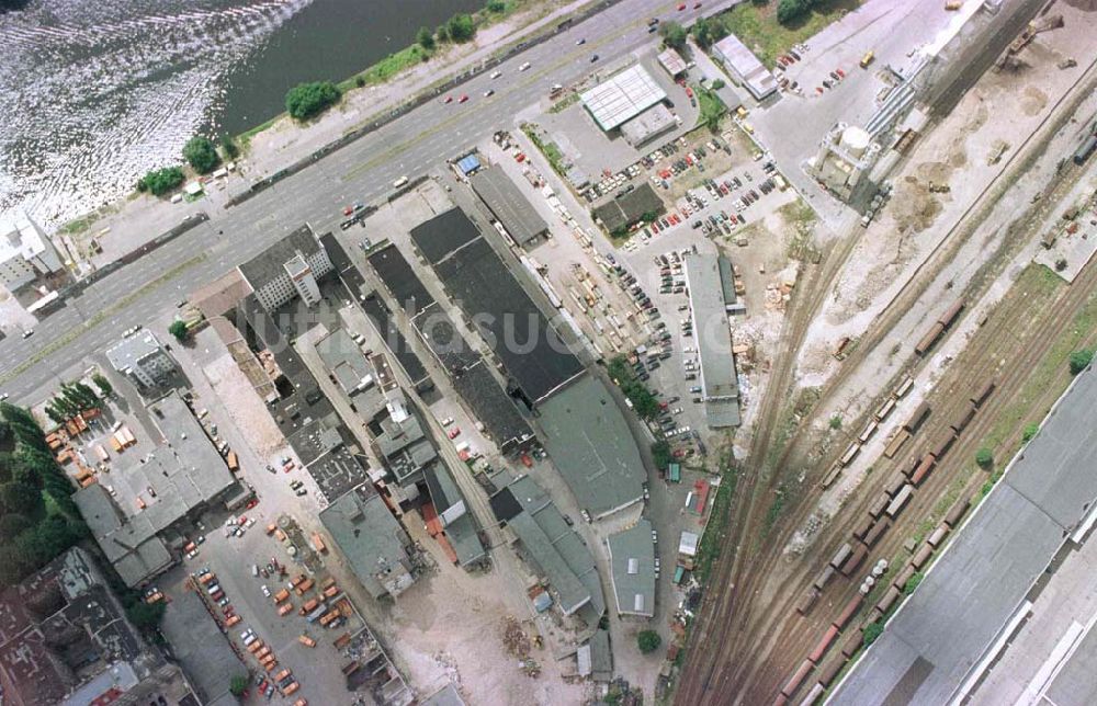 Luftaufnahme Berlin - Friedrichshain - Lagerbereich an der Oberbaumbrücke