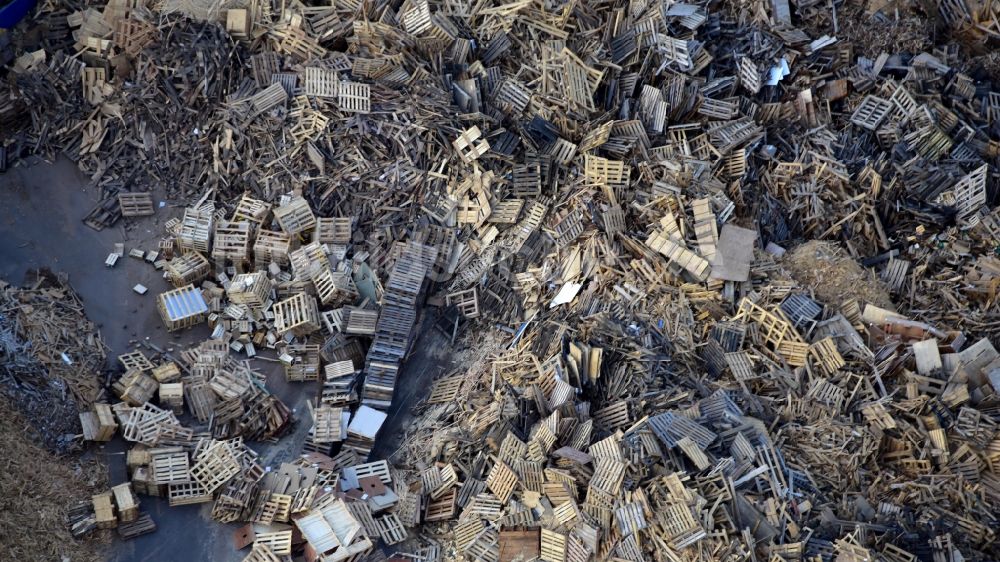 Luftaufnahme Plaidt - Lagerfläche für alte Holzpaletten an der Ludwig-Erhard-Straße im Gewerbegebiet in Plaidt im Bundesland Rheinland-Pfalz, Deutschland