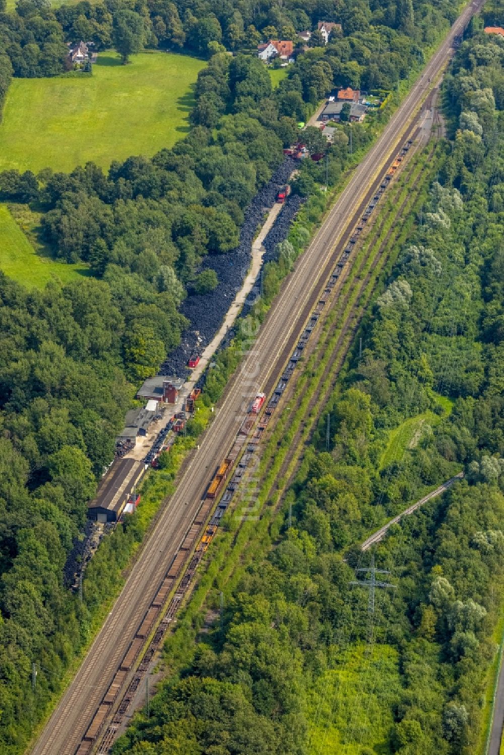 Bergkamen von oben - Lagerfläche für Altreifen im Gewerbegebiet in Bergkamen im Bundesland Nordrhein-Westfalen, Deutschland