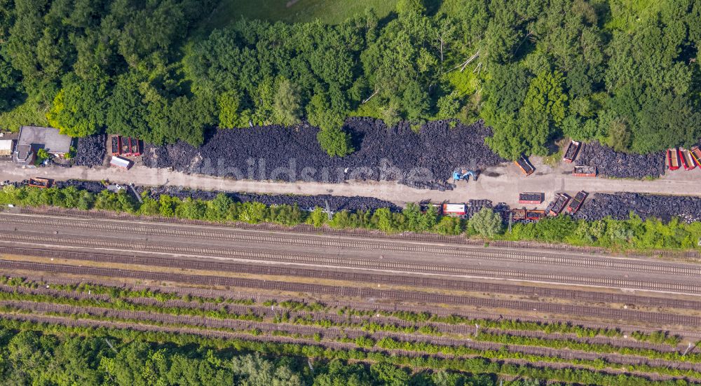 Luftaufnahme Bergkamen - Lagerfläche für Altreifen im Gewerbegebiet in Bergkamen im Bundesland Nordrhein-Westfalen, Deutschland