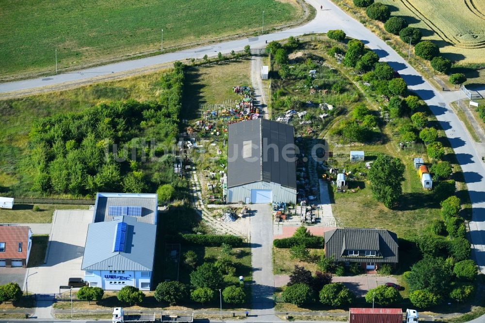 Woldegk von oben - Lagerfläche für ausrangierte Spielzeug- Automaten und Fahrautomaten am Mühlenblick Ecke Mühlengrundstraße im Gewerbegebiet in Woldegk im Bundesland Mecklenburg-Vorpommern, Deutschland