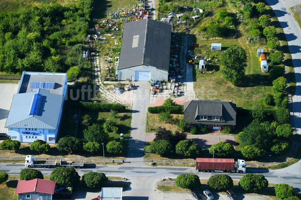 Woldegk aus der Vogelperspektive: Lagerfläche für ausrangierte Spielzeug- Automaten und Fahrautomaten am Mühlenblick Ecke Mühlengrundstraße im Gewerbegebiet in Woldegk im Bundesland Mecklenburg-Vorpommern, Deutschland