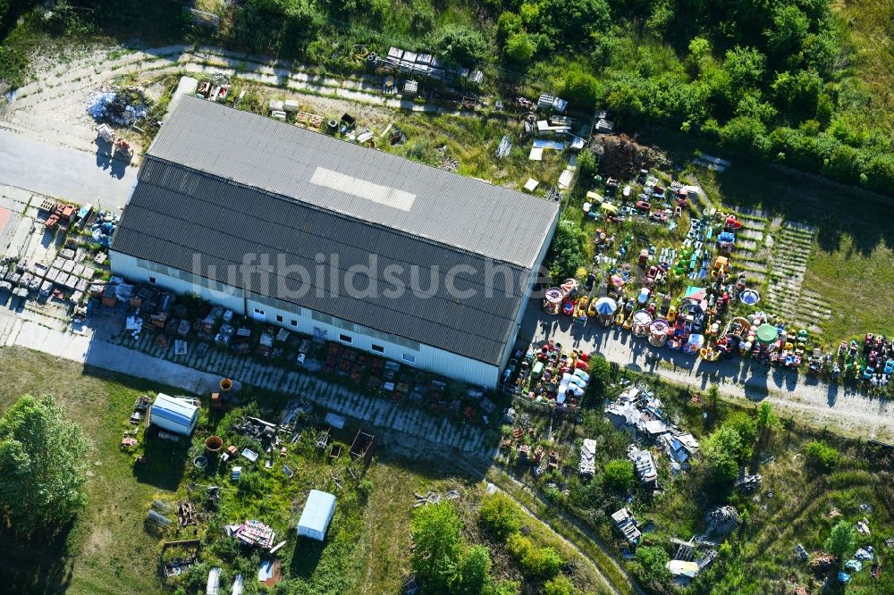 Luftaufnahme Woldegk - Lagerfläche für ausrangierte Spielzeug- Automaten und Fahrautomaten am Mühlenblick Ecke Mühlengrundstraße im Gewerbegebiet in Woldegk im Bundesland Mecklenburg-Vorpommern, Deutschland