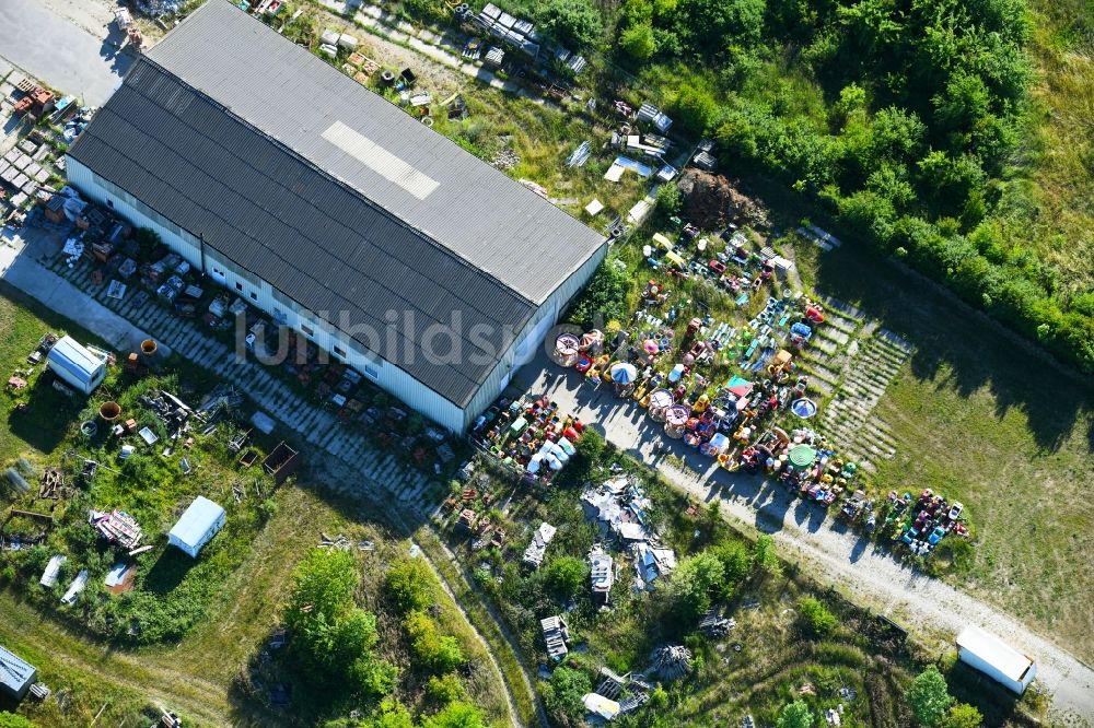 Woldegk von oben - Lagerfläche für ausrangierte Spielzeug- Automaten und Fahrautomaten am Mühlenblick Ecke Mühlengrundstraße im Gewerbegebiet in Woldegk im Bundesland Mecklenburg-Vorpommern, Deutschland