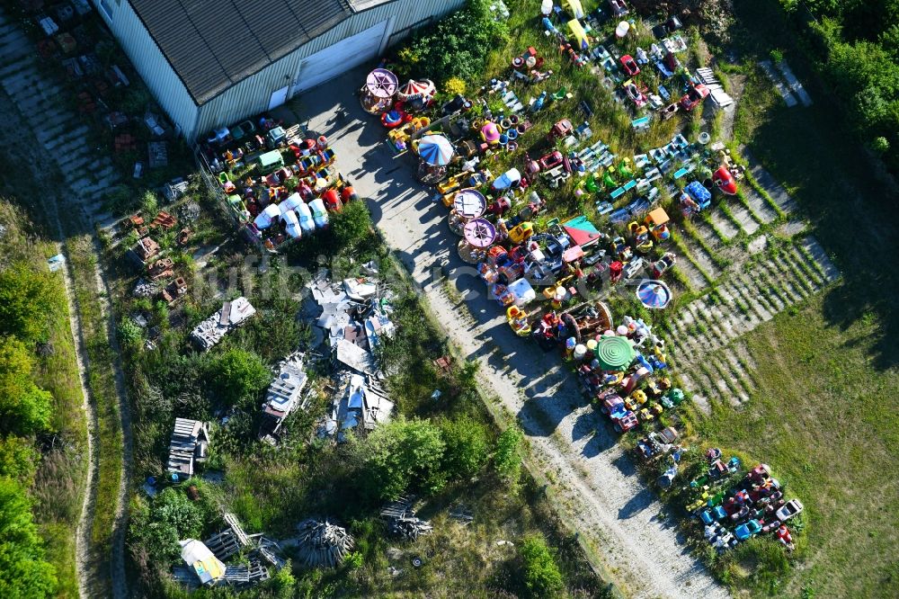 Woldegk aus der Vogelperspektive: Lagerfläche für ausrangierte Spielzeug- Automaten und Fahrautomaten am Mühlenblick Ecke Mühlengrundstraße im Gewerbegebiet in Woldegk im Bundesland Mecklenburg-Vorpommern, Deutschland