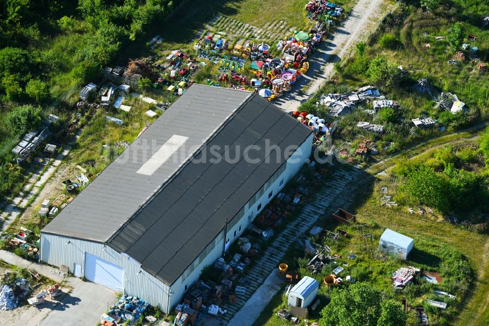 Woldegk von oben - Lagerfläche für ausrangierte Spielzeug- Automaten und Fahrautomaten am Mühlenblick Ecke Mühlengrundstraße im Gewerbegebiet in Woldegk im Bundesland Mecklenburg-Vorpommern, Deutschland