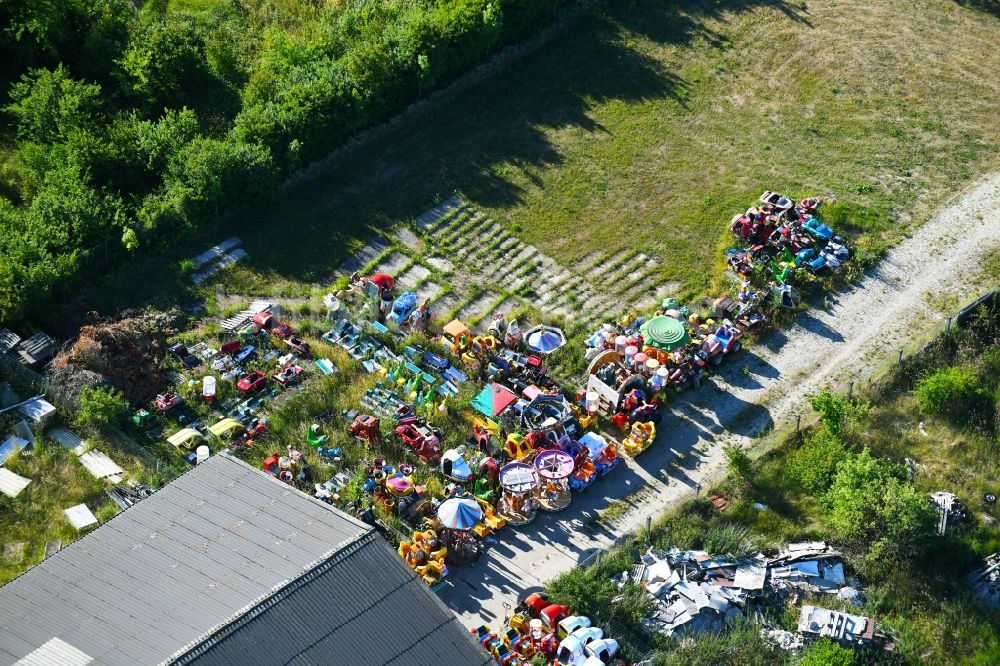 Woldegk aus der Vogelperspektive: Lagerfläche für ausrangierte Spielzeug- Automaten und Fahrautomaten am Mühlenblick Ecke Mühlengrundstraße im Gewerbegebiet in Woldegk im Bundesland Mecklenburg-Vorpommern, Deutschland