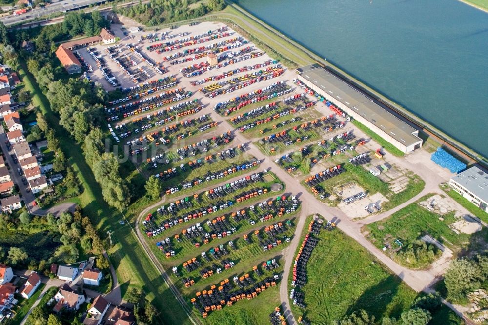 Luftaufnahme Wörth am Rhein - Lagerfläche für Daimler-LKW im Gewerbegebiet im Ortsteil Maximiliansau in Wörth am Rhein im Bundesland Rheinland-Pfalz, Deutschland