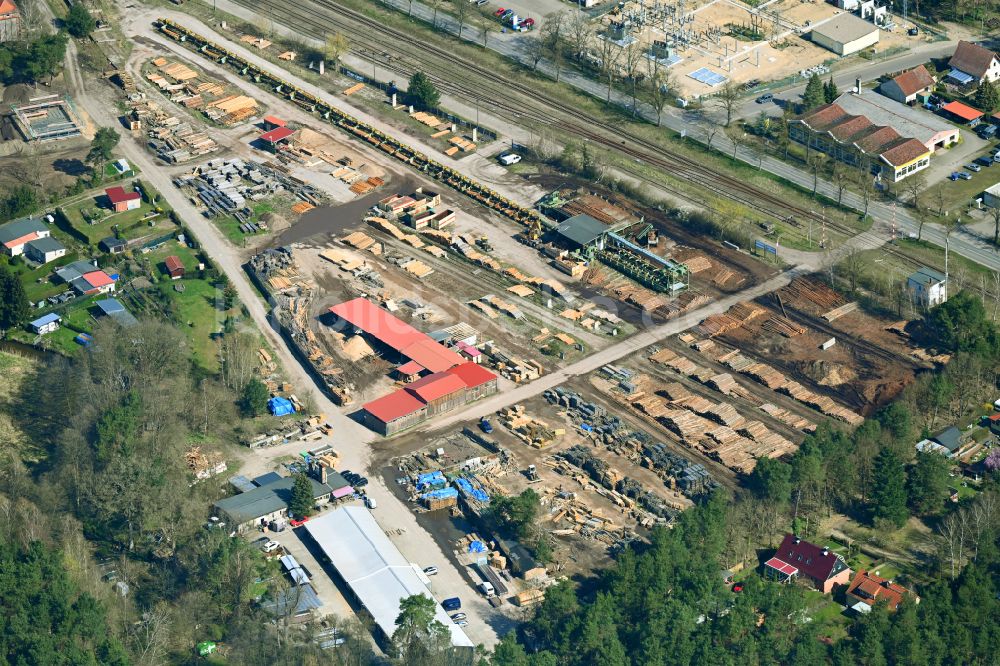 Luftaufnahme Rheinsberg - Lagerfläche der Holzhof Rheinsberg GmbH im Gewerbegebiet in Rheinsberg im Bundesland Brandenburg, Deutschland