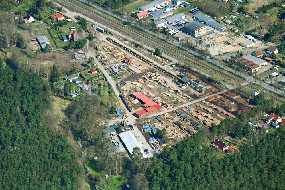 Rheinsberg von oben - Lagerfläche der Holzhof Rheinsberg GmbH im Gewerbegebiet in Rheinsberg im Bundesland Brandenburg, Deutschland