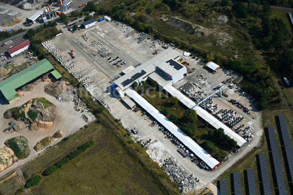 Luckau von oben - Lagerfläche der LKT Lausitzer Klärtechnik GmbH im Gewerbegebiet in Luckau im Bundesland Brandenburg, Deutschland