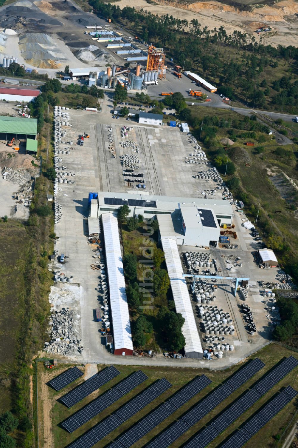 Luckau aus der Vogelperspektive: Lagerfläche der LKT Lausitzer Klärtechnik GmbH im Gewerbegebiet in Luckau im Bundesland Brandenburg, Deutschland