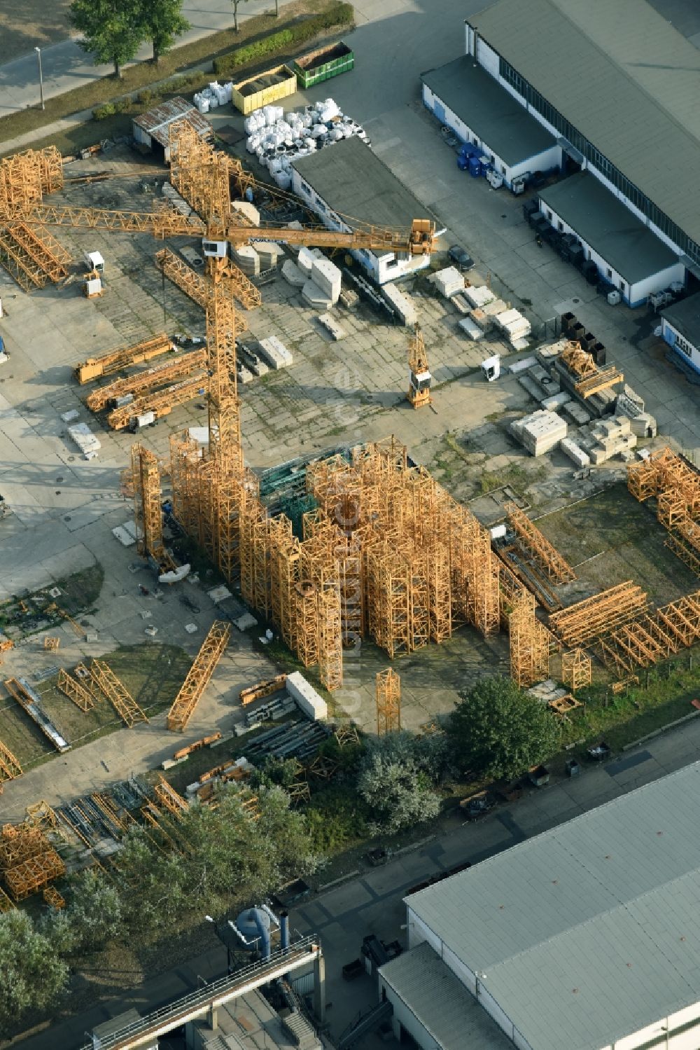 Hoppegarten aus der Vogelperspektive: Lagerfläche WASEL GmbH Niederlassung Industriestraße im Gewerbegebiet in Hoppegarten im Bundesland Brandenburg