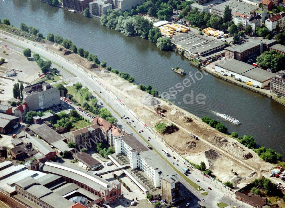 Luftbild Berlin - Friedrichshain - Lagerflächen im ehem. Grenzstreifen an der East-Side - Galerie in Berlin - Friedrichshain.