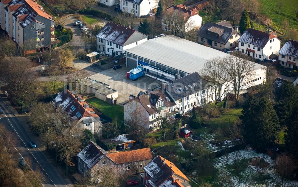 Witten aus der Vogelperspektive: Lagerhalle und winterlich schneebedeckte Wohnhäuser an der Straße Neuer Weg in Witten im Bundesland Nordrhein-Westfalen