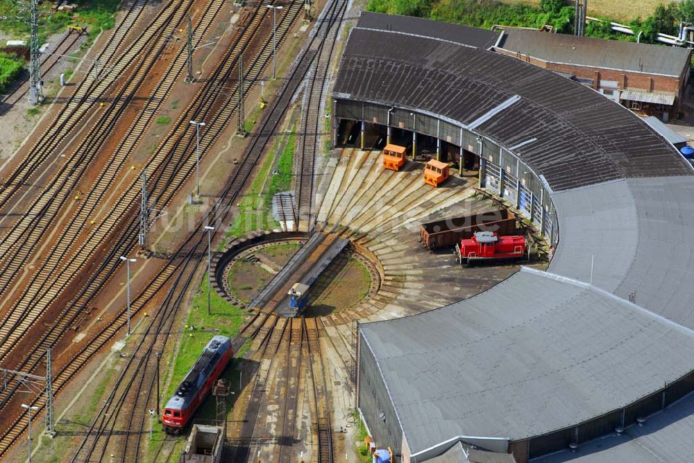 Saalfeld von oben - Lagerhallen des Bahnhofs Saalfeld