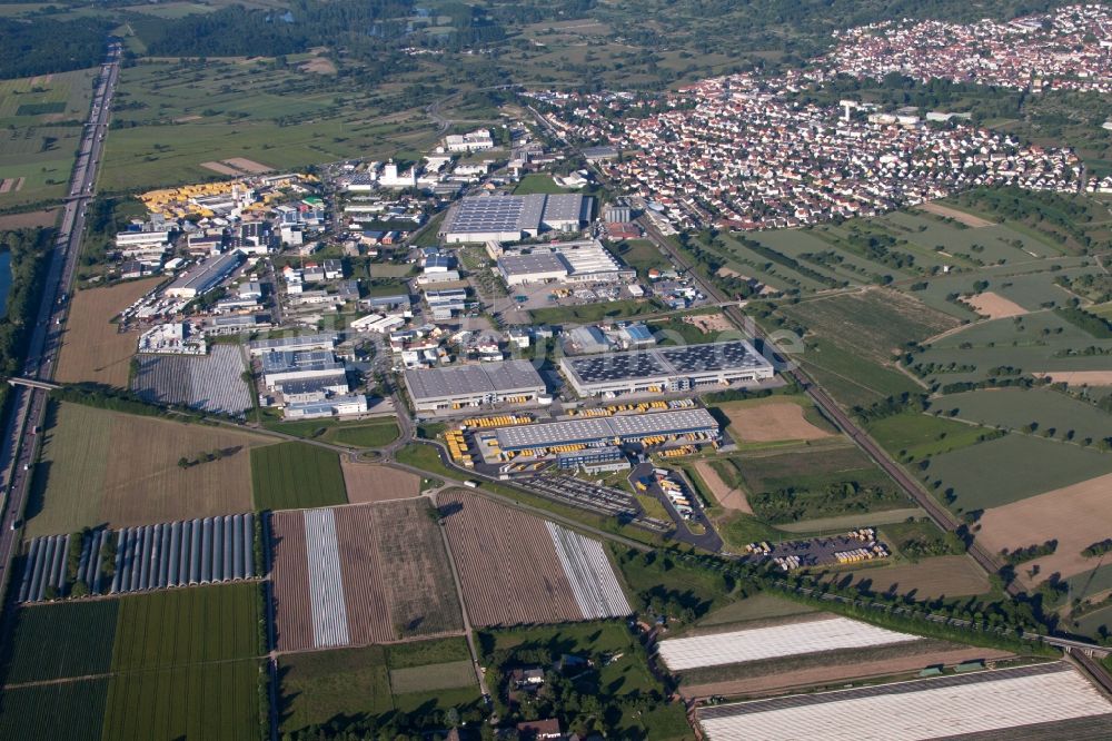 Malsch von oben - Lagerhallen und Speditionsgebäude der Dachser GmbH & Co.KG in Malsch im Bundesland Baden-Württemberg