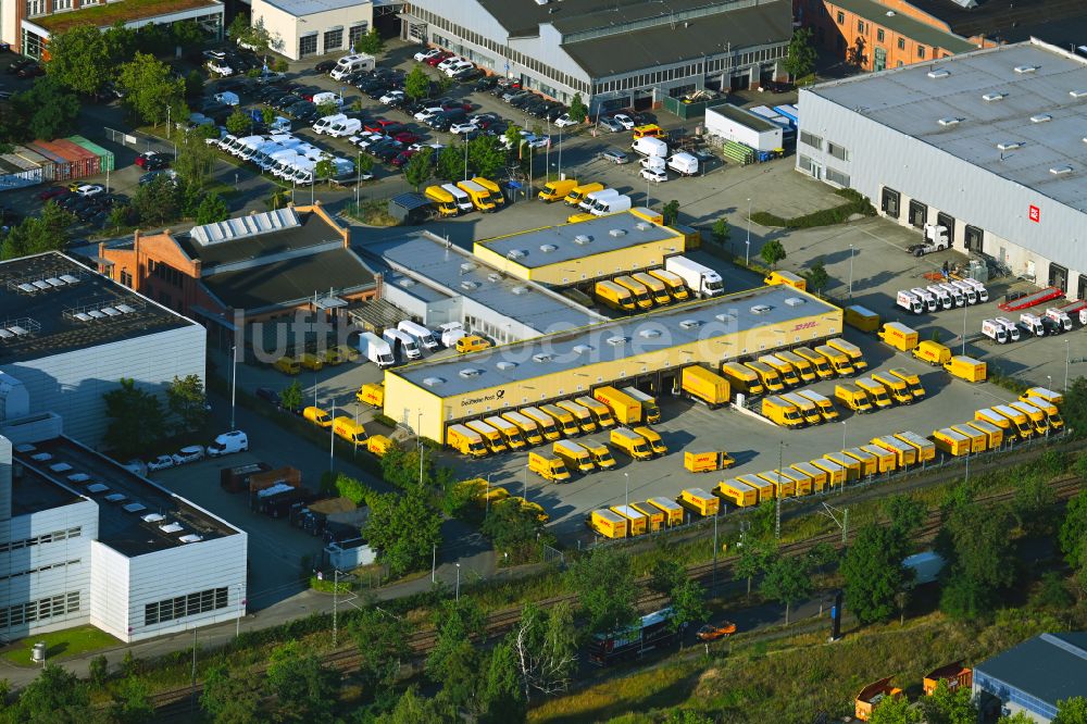 Berlin aus der Vogelperspektive: Lagerhallen und Speditionsgebäude Deutsche Post DHL ZB im Ortsteil Spandau in Berlin, Deutschland