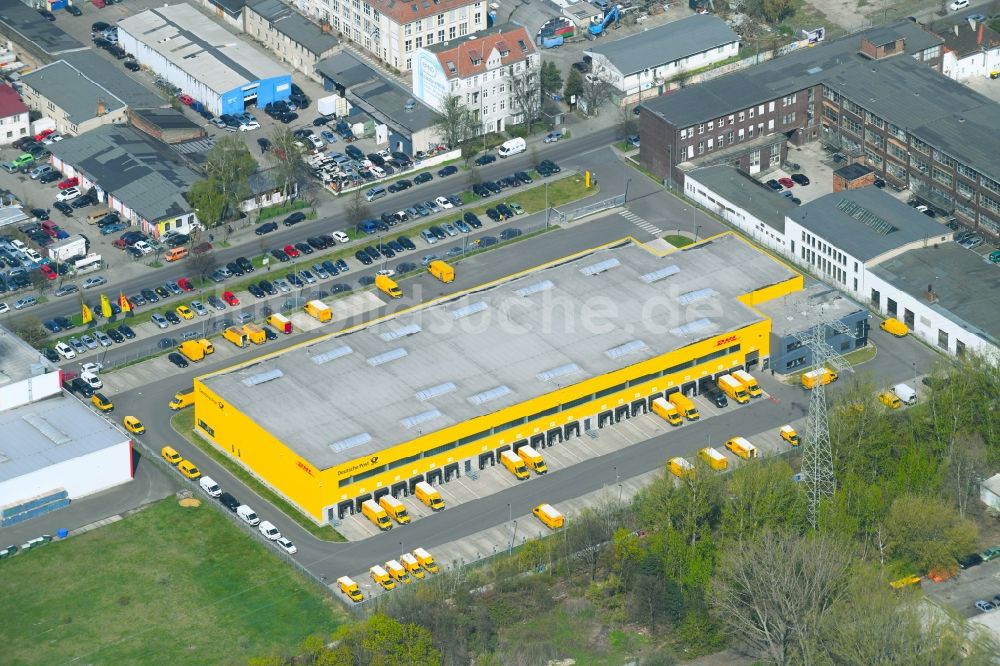 Berlin von oben - Lagerhallen und Speditionsgebäude DHL Delivery Berlin Zentrum im Ortsteil Lichtenberg in Berlin, Deutschland