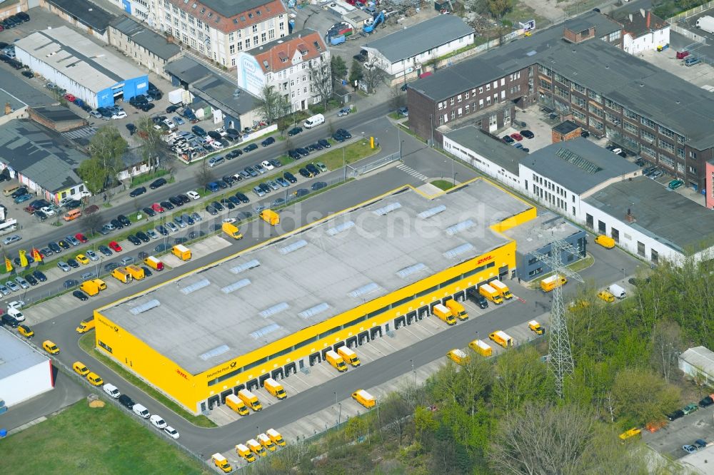 Berlin aus der Vogelperspektive: Lagerhallen und Speditionsgebäude DHL Delivery Berlin Zentrum im Ortsteil Lichtenberg in Berlin, Deutschland