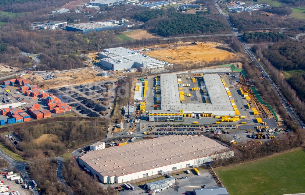 Dorsten von oben - Lagerhallen und Speditionsgebäude DHL Frachtzentrum Dorsten an der Lünsingskuhle im Ortsteil Feldmark in Dorsten im Bundesland Nordrhein-Westfalen