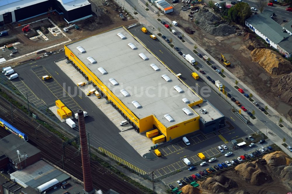 Hannover von oben - Lagerhallen und Speditionsgebäude der DHL Zustellbasis am Güterbahnhof in Hannover im Bundesland Niedersachsen, Deutschland