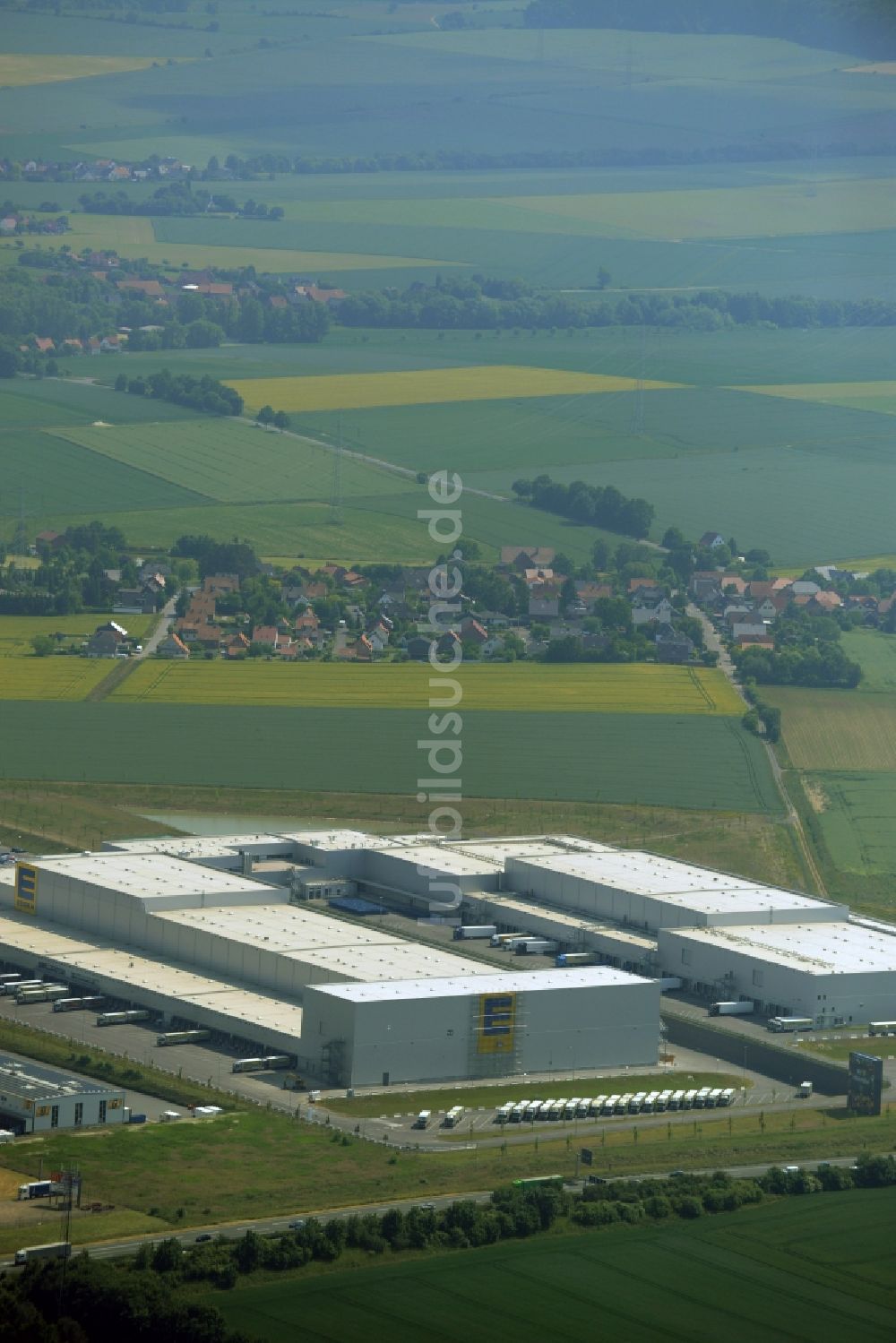 Lauenau von oben - Lagerhallen und Speditionsgebäude des EDEKA Logistikzentrum in Lauenau im Bundesland Niedersachsen