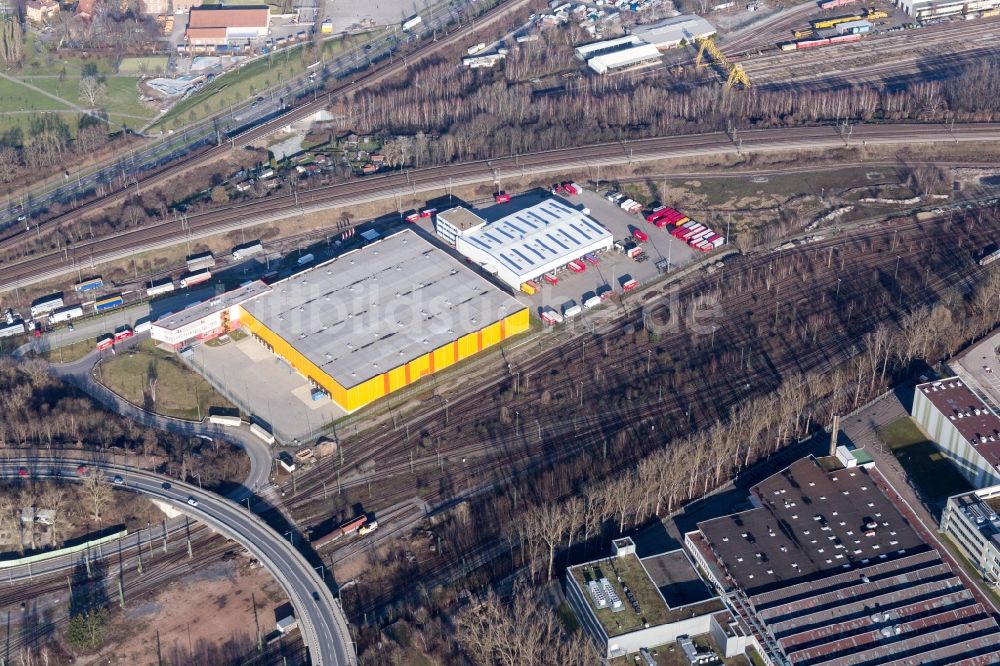 Karlsruhe von oben - Lagerhallen und Speditionsgebäude der Emons Spedition GmbH und des DM Logistikzentrum am Güterbahnhof im Ortsteil Oststadt in Karlsruhe im Bundesland Baden-Württemberg, Deutschland