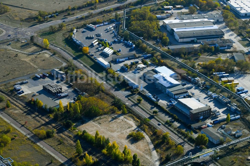 Bitterfeld-Wolfen von oben - Lagerhallen und Speditionsgebäude an der Farbenstraße im Ortsteil Greppin in Bitterfeld-Wolfen im Bundesland Sachsen-Anhalt, Deutschland