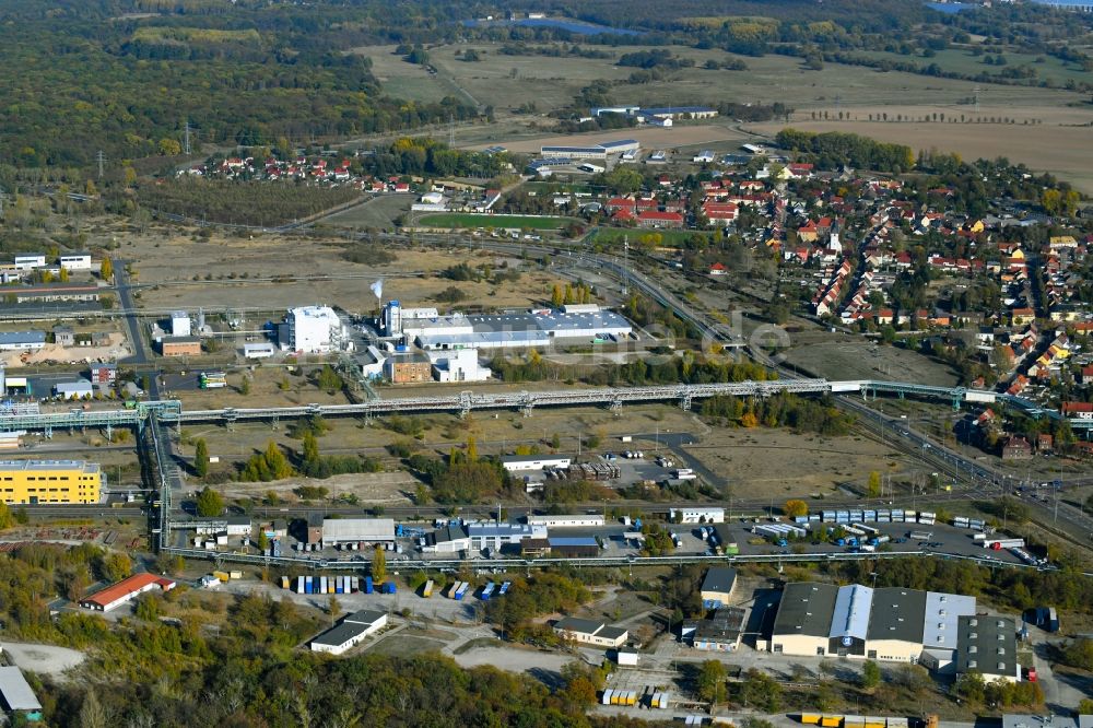 Luftaufnahme Bitterfeld-Wolfen - Lagerhallen und Speditionsgebäude an der Farbenstraße im Ortsteil Greppin in Bitterfeld-Wolfen im Bundesland Sachsen-Anhalt, Deutschland